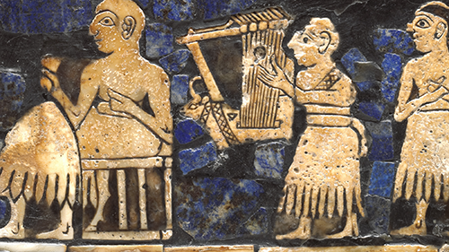 Ur dönemi kakma panelde orkestral toplu icra sahnesi